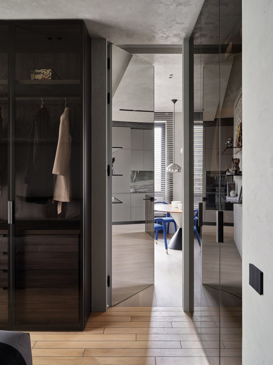 Скрытая дверь двойной отделкой: зеркало со стороны гардеробной и отделка под покраску со стороны гостиной. Автор проекта: дизайнер Карен Карапетян