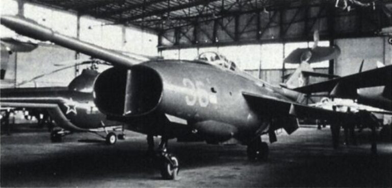 по сути Yak-36 Freehand являлся «увеличенной версией экспериментального самолета Bell X-14» и, как полагают, поступил на летные испытания в 1966 году. Сообщается, что самолеты данного типа испытывались на борту авианесущего корабля «Moskva». По слухам было изготовлено около десятка самолетов Yak-36