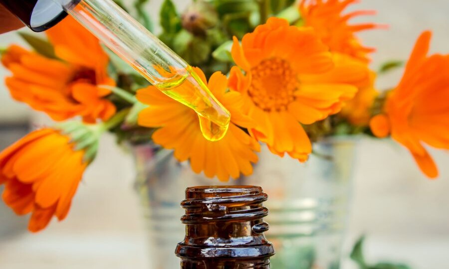 Натуральный уход за кожей лица с маслом календулы