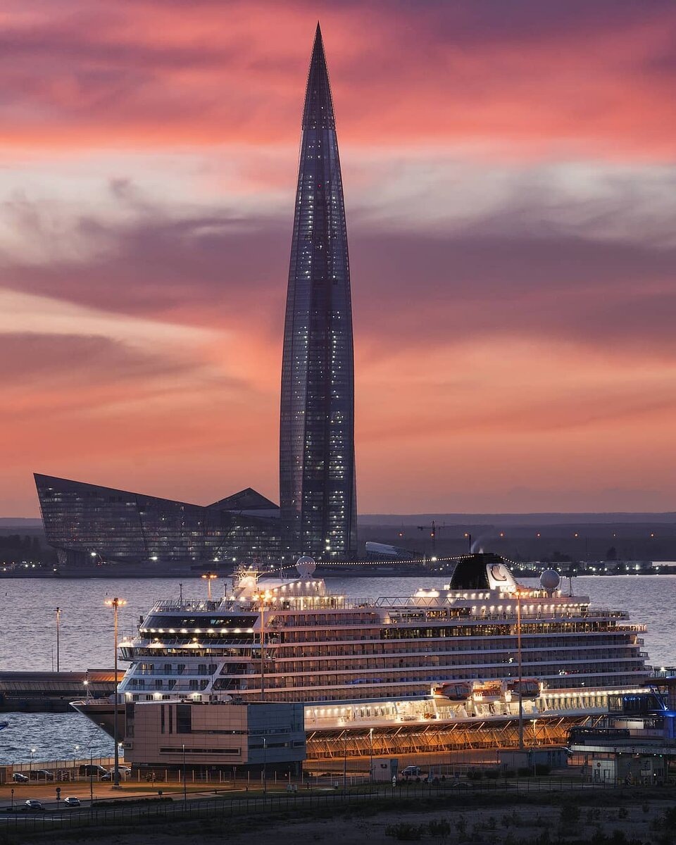 Вид на "Лахта-центр", самое высокое здание Европы (462 м), с Васильевского острова в Санкт-Петербурге