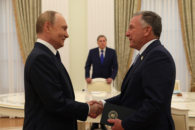    Владимир Путин принял в Кремле специального посланника президента США Стивена Уиткоффа. Разговор был «весьма полезным и конструктивным», — обозначил итог встречи помощник президента РФ Юрий Ушаков.   
Фото: kremlin.ru