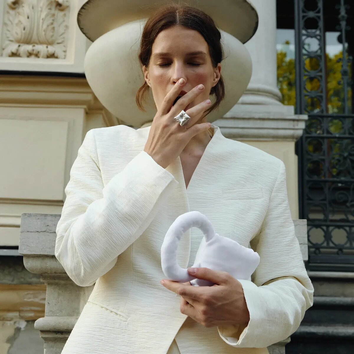    украшения в виде бытовых предметов еды