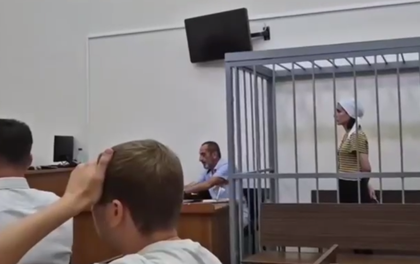 Присутствующие в зале суда схватились за голову когда отравившая толпы людей чачей в Адлере продавщица начала орать в клетке суда