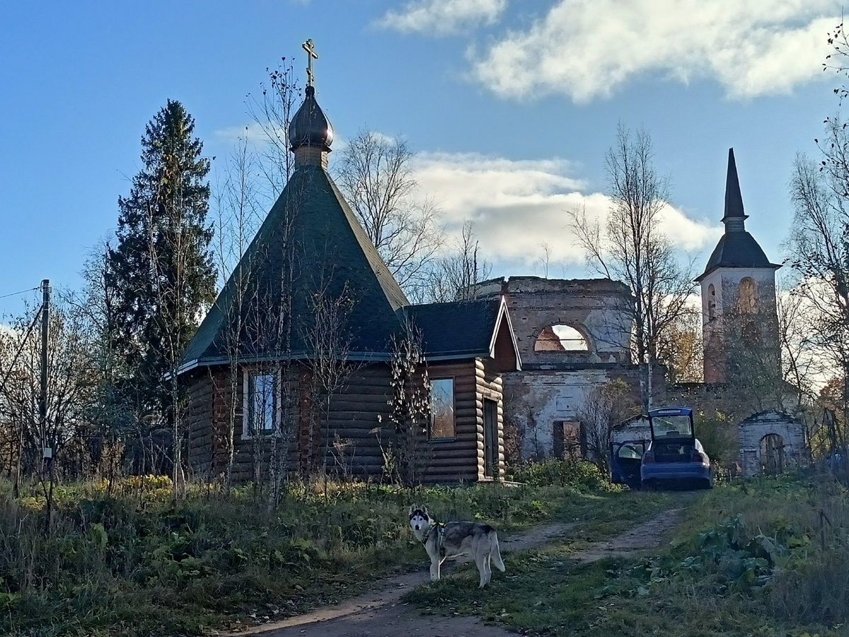 Рядом возведена современная маленька часовня