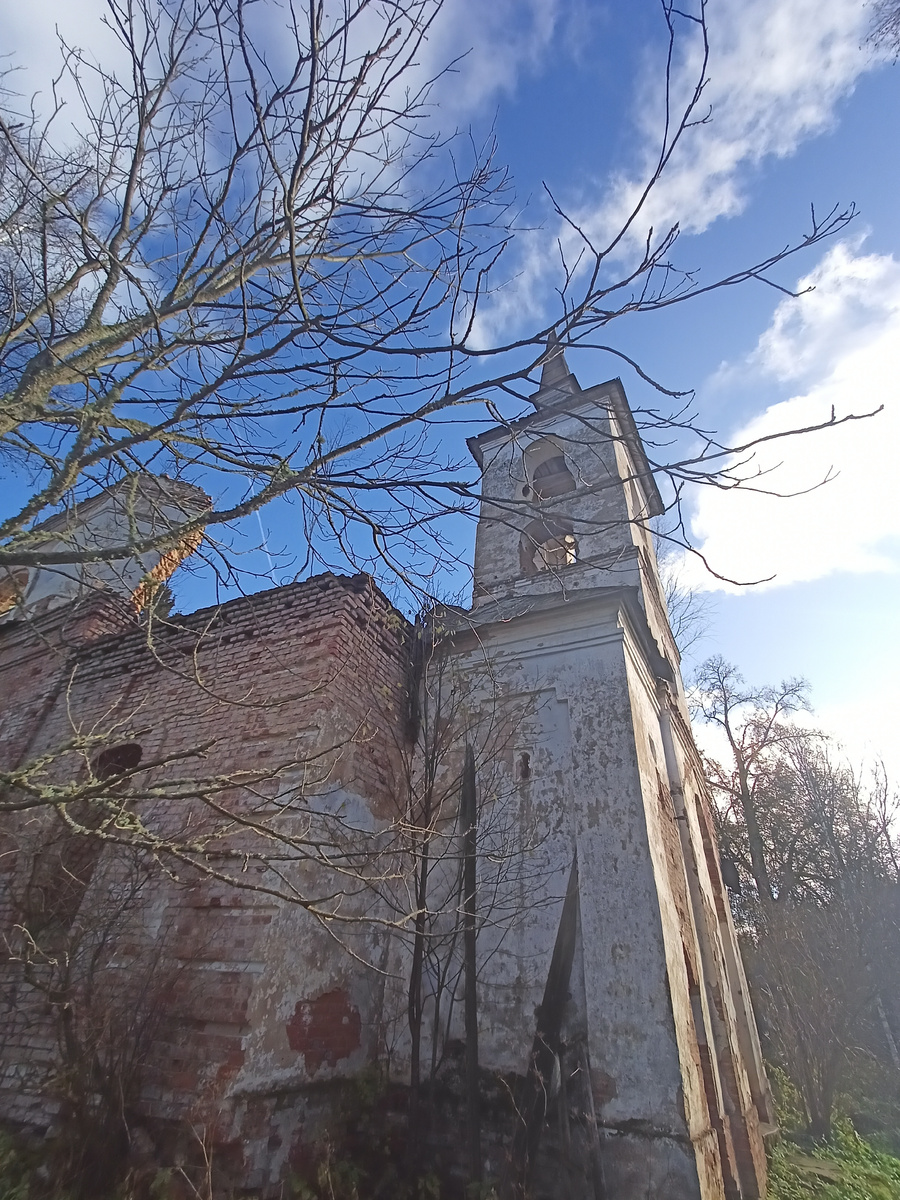 Высокая колокольня с деревянной винтовой лестницей внутри