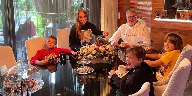 В одной семье - трое детей, в другой - шестеро. 