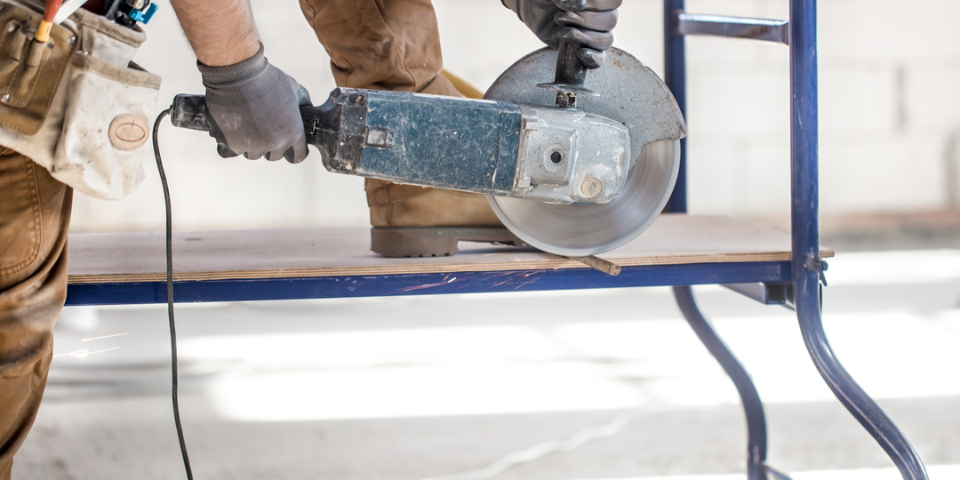 В какую сторону резать болгаркой — на себя или от себя