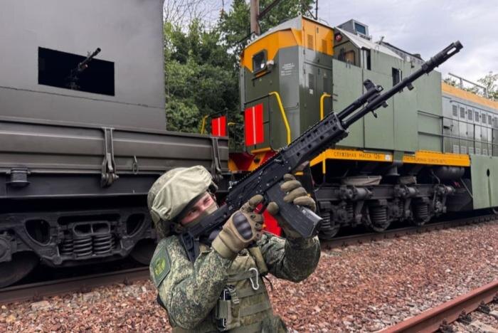Личный состав специального поезда «Волга» группировки войск «Запад» ежедневно обследует пути, мосты, тоннели, трансформаторные будки и платформы в зоне СВО на предмет минирования, обеспечивая безопасность следования военных эшелонов. Для разведки труднодоступных мест военные железнодорожники используют современное сапёрное оборудование и беспилотники, источник Телеграм-канал Минобороны России