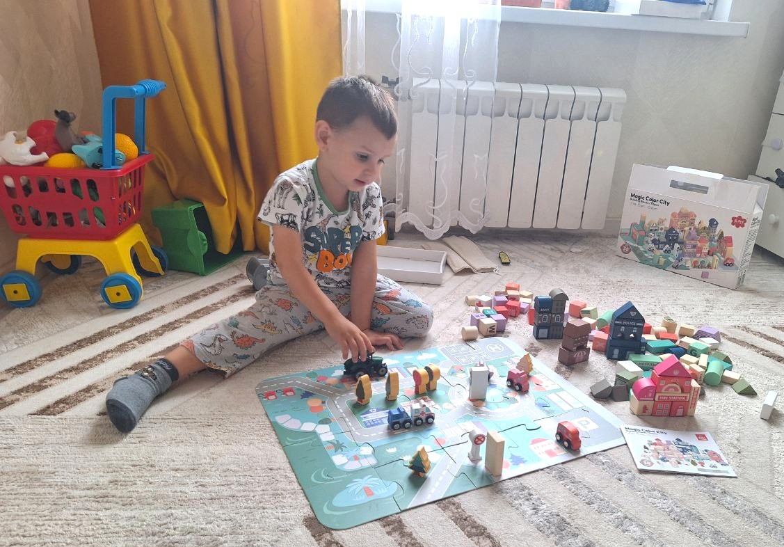 Можно придумать кучу игр. Быть и строителем, и водителем)