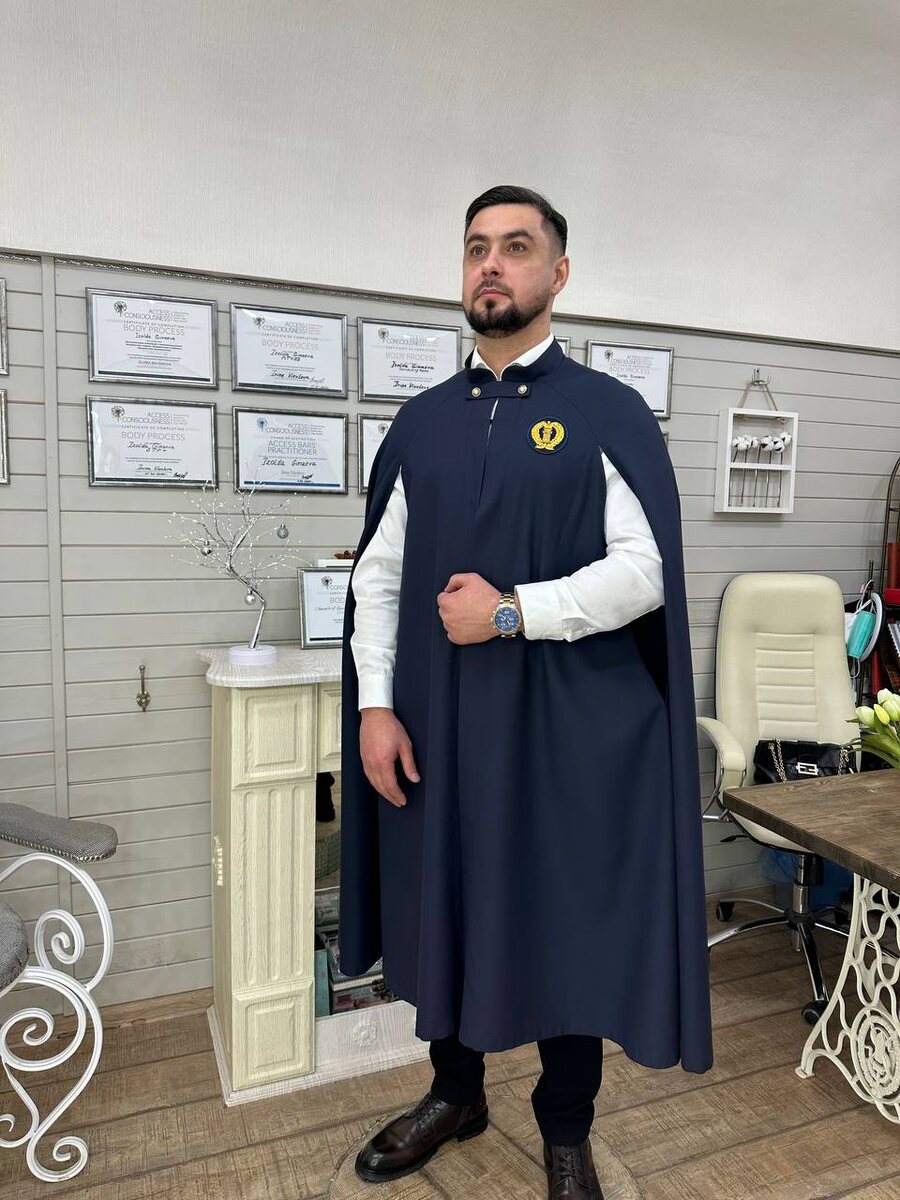 Если обратиться к истории, мы увидим, что мантий никогда не было у адвокатов ни в Российской империи, ни в СССР, ни в Российской Федерации. Попытки ссылаться на историю и традиции западных стран и перенимать их опыт ношения мантий, на мой взгляд, нарушают традиции российской адвокатуры.