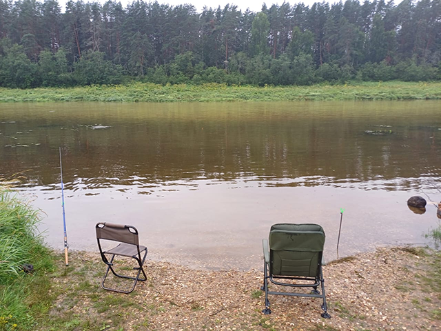 Подъехать к берегу на машине можно, если туда ведет асфальтированная дорога
