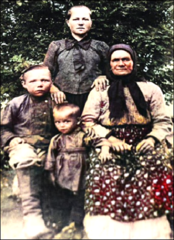 Шарована Анастасия Сергеевна с племянницей и её детьми Геннадием и Фаиной.