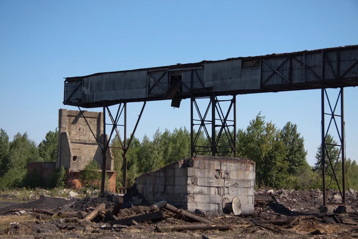 
Фото: Андрей ЛЫЖЕНКОВ – остатки одной из тульских шахт (снимок сделан летом 2010 г.); возможно, где-то здесь околачивался после Великой Отечественной войны немецкий пособник Петр Гейко