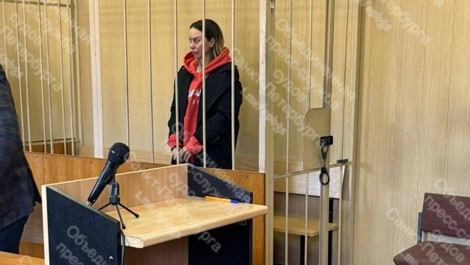    Блогерша Ирина Кулаго в здании суда. Автор фото: t.me/SPbGS