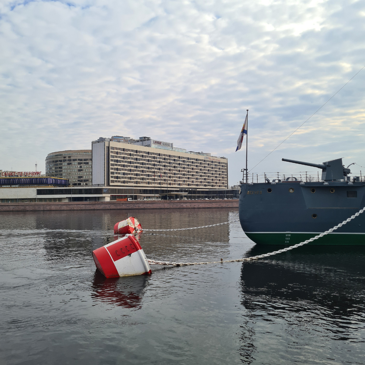 Отель "Санкт-Петербург" 4* в Санкт-Петербурге со стороны крейсера Аврора