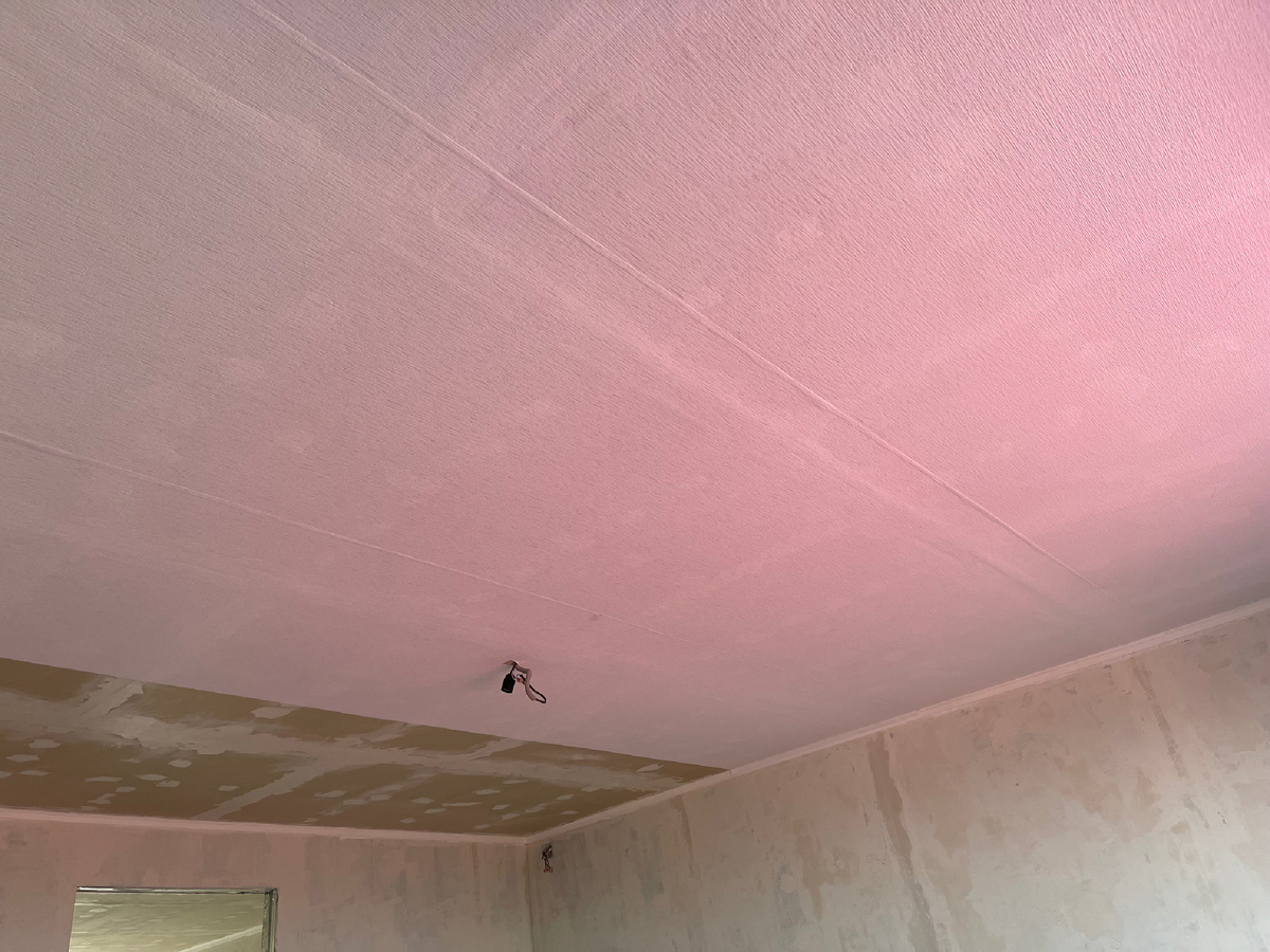 Кстати, сегодня мы уже заклеили потолок!