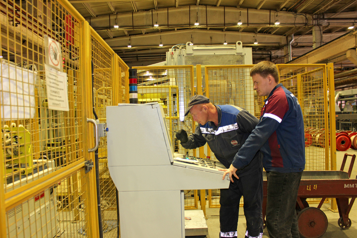 Скрутчик изделий кабельного производства А. Н. Воробьев, технолог А. Д. Жикин