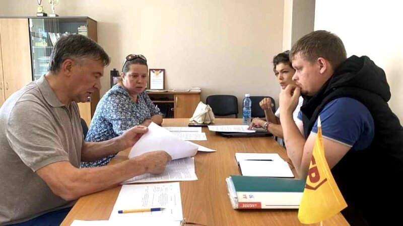     Александр Терентьев ведет личный прием граждан. Фото предоставлено пресс-службой партии «Справедливая Россия — За правду», автор Елизавета Тюпенкова.