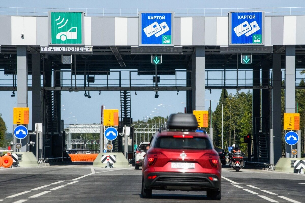 Лето — время отпусков и роста цен на бензин. Фото: Илья Московец/URA.RU/ТАСС. newizv.ru