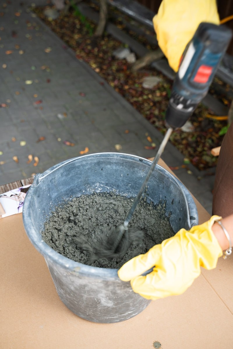 Замешиваем цемент 