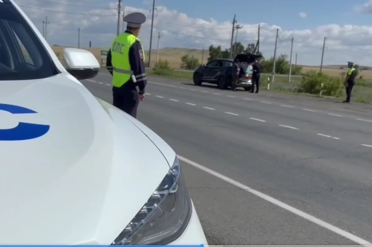    Сотрудники Госавтоинспекции осуществляют комплексные досмотровые мероприятия.