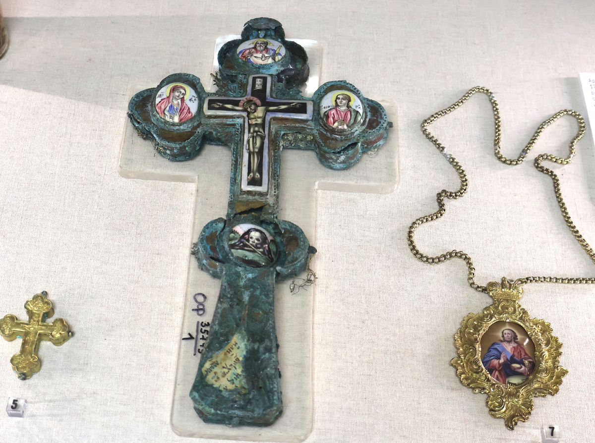 Церковная жизнь Москвы. Предметы из погребения архиепископа Никифора (Николая (Феотоки)