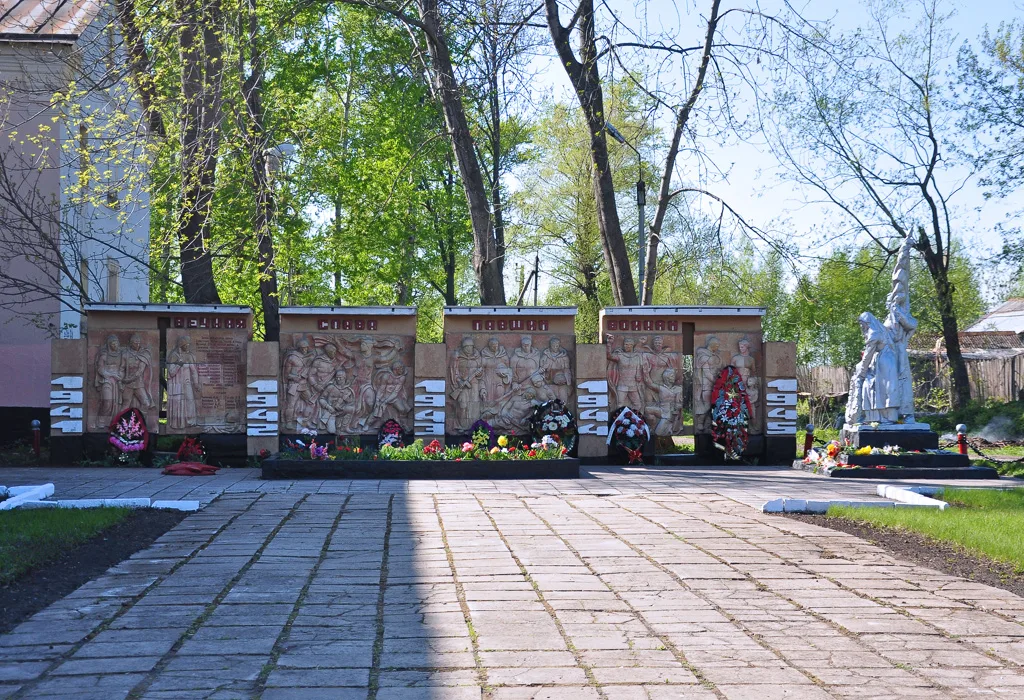 Братская могила в поселке Товарковском около ДК