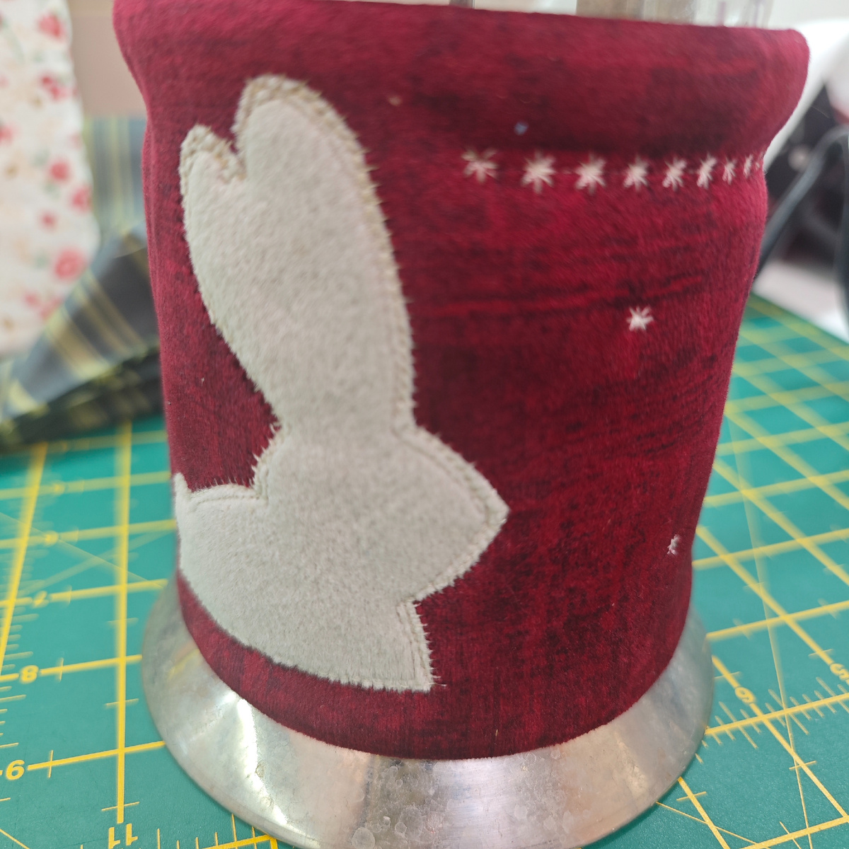 Аппликация и сама грелка выполнены из мебельной ткани