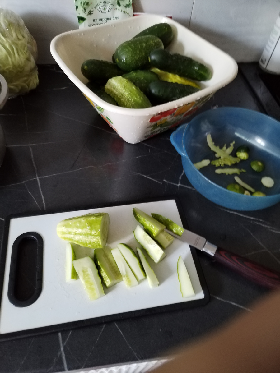 Огурцы режем дольками. 