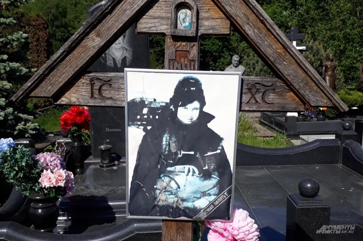    Могила неизвестной девушки располагается в наипрестижнейшейшей части погоста — на Аллее космонавтов