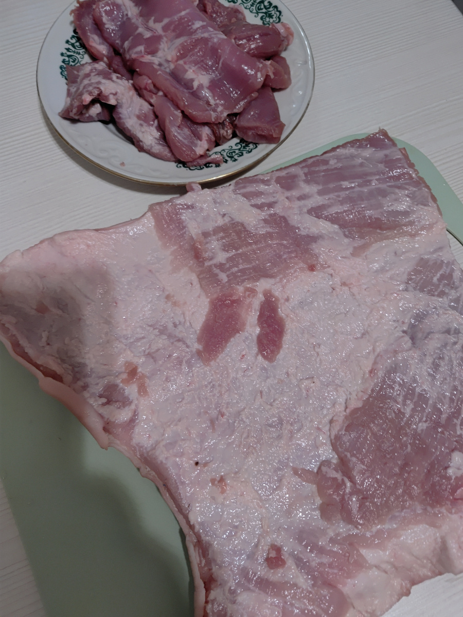 У меня на брюшине было мало мяса, поэтому я взяла кусочки мяса дополнительно.