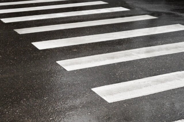    Мужчина сбил детей, переходивших дорогу по пешеходному переходу. Фото: www.freepik.com