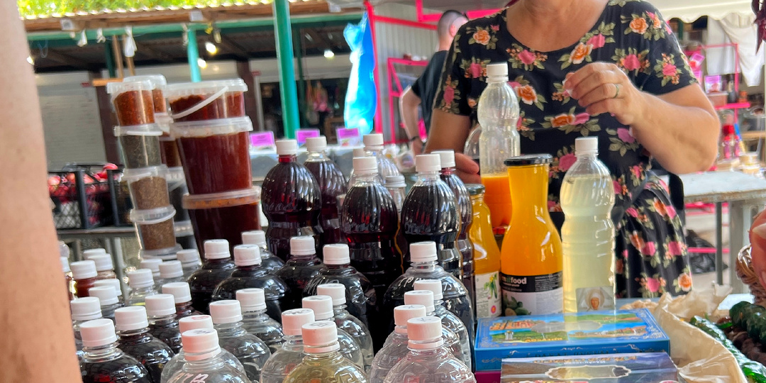 Осторожно, чача: 3 уловки, как туристам навязывают палёные напитки на Чёрном море