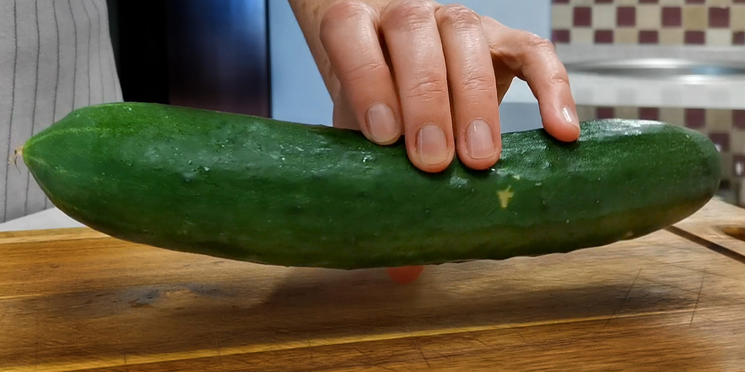 У меня огурцы в сезон никогда не пропадают. Все пускаю на вкусные рецепты, особенно в жару