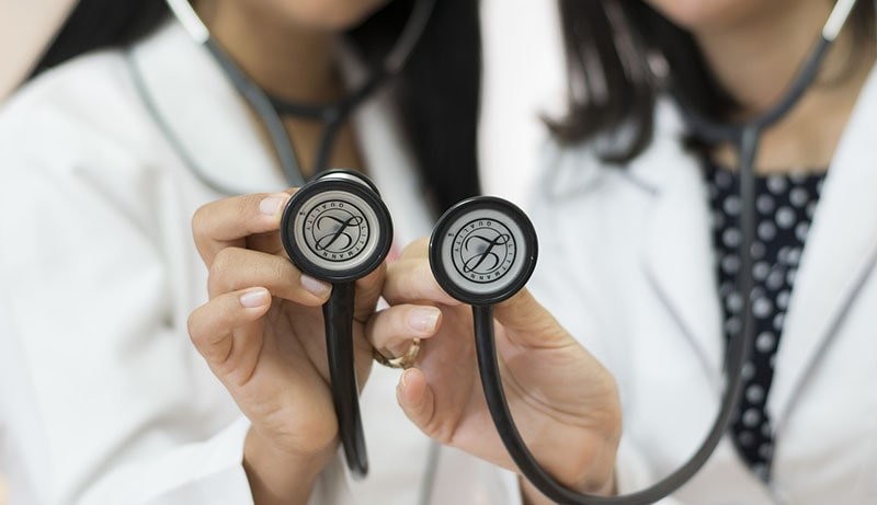 "Диагноз для поликлиники: Что делать, если вам отказывают в записи к специалисту по ОМС из-за "отсутствия врача в штате"?"