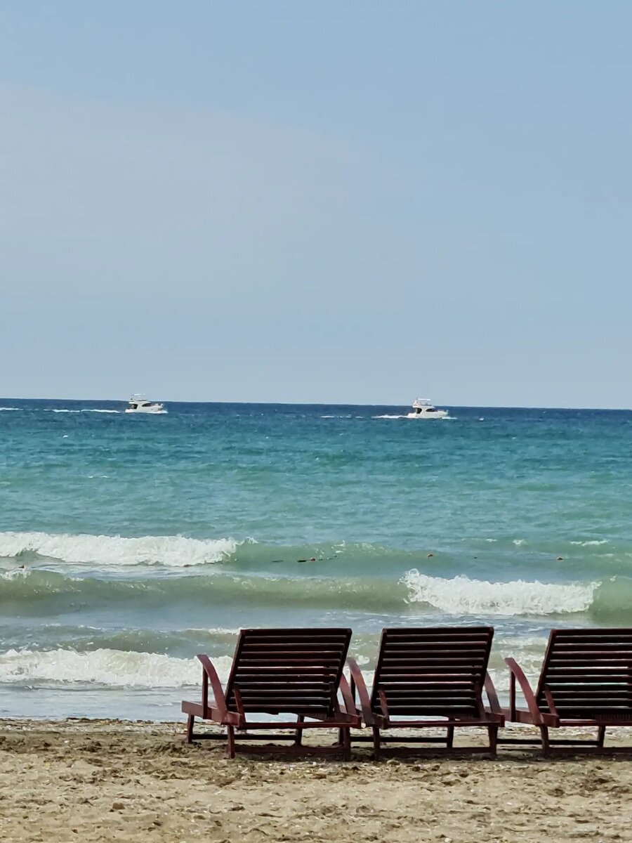 Шезлонги на берегу Каспийского моря.