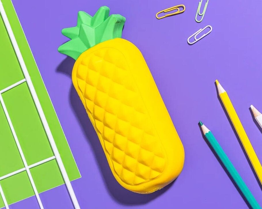 Пенал-тубус «Ананас» — универсальный вариант для ребенка любого пола. Привлечет внимание яркостью и необычностью