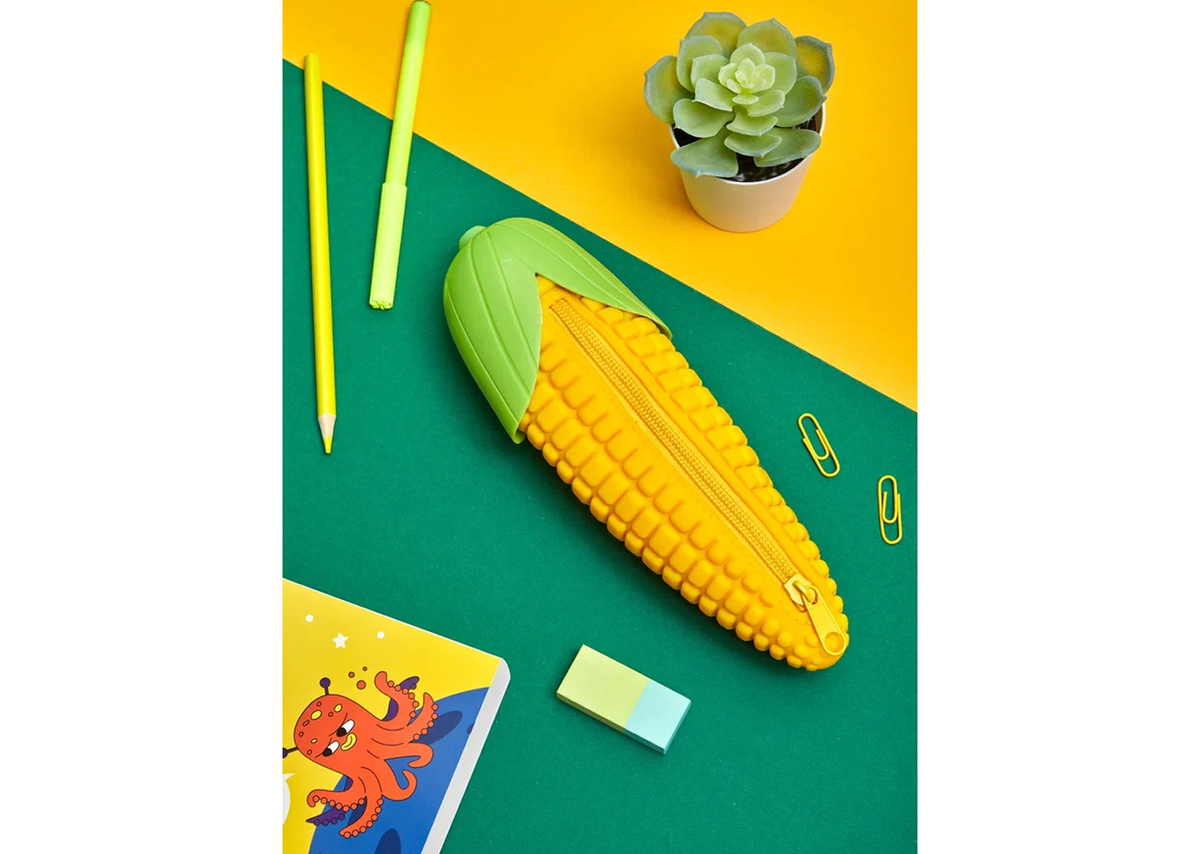 Забавный пенал с кукурузой отлично подойдет как для младшеклассников, так и для их младших братьев и сестер в детском саду