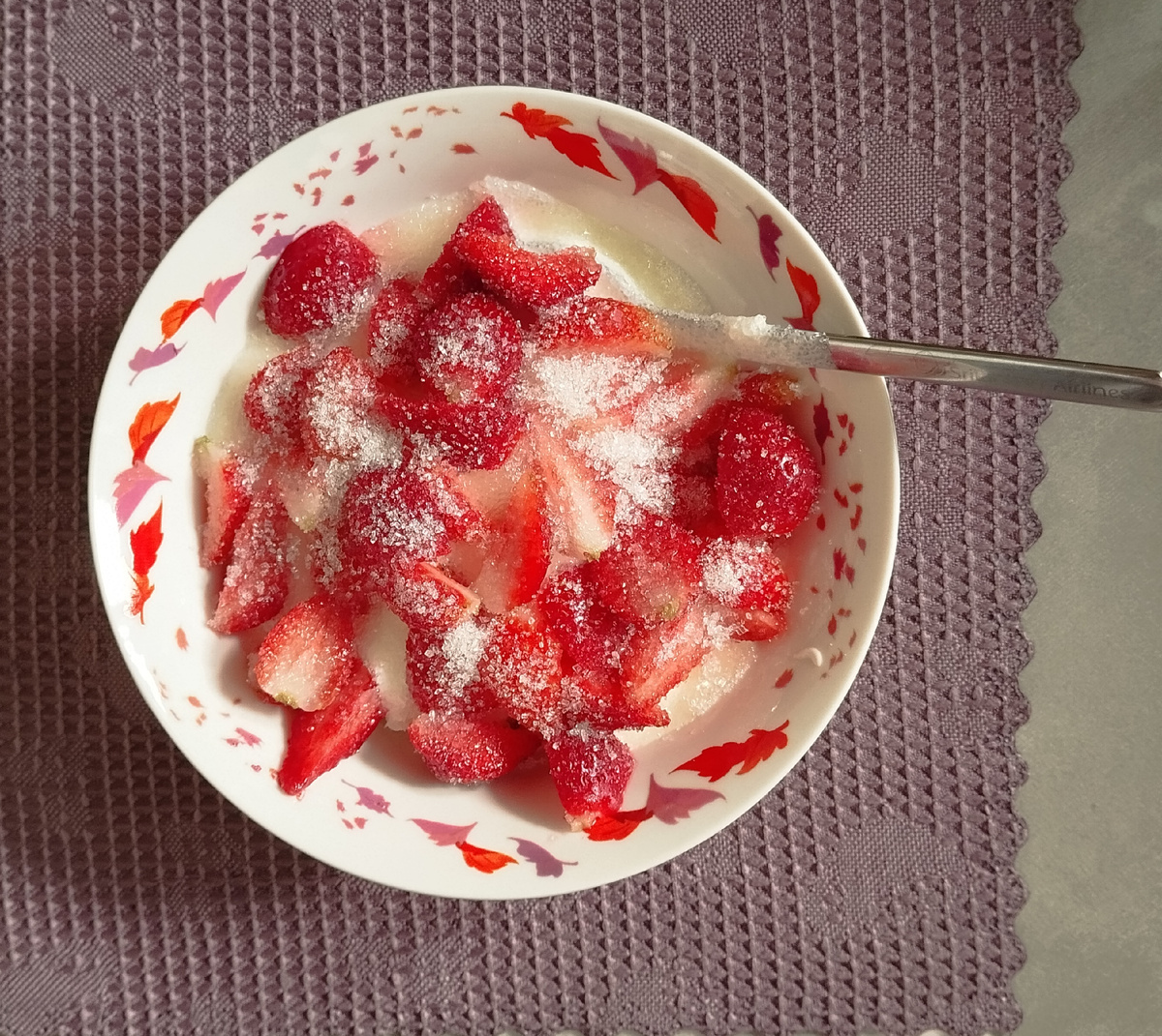 Творог, сметана, клубника, сахар. ЗДЕСЬ и далее фото автора и(или) из личного архива автора, если не указано иначе.