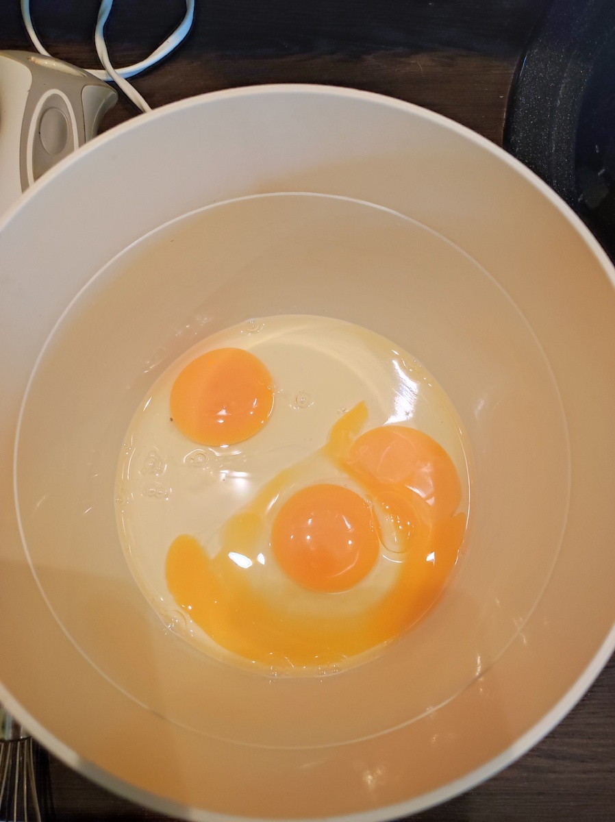 В посуду разбиваем 3 яйца, включаем духовку для нагревания