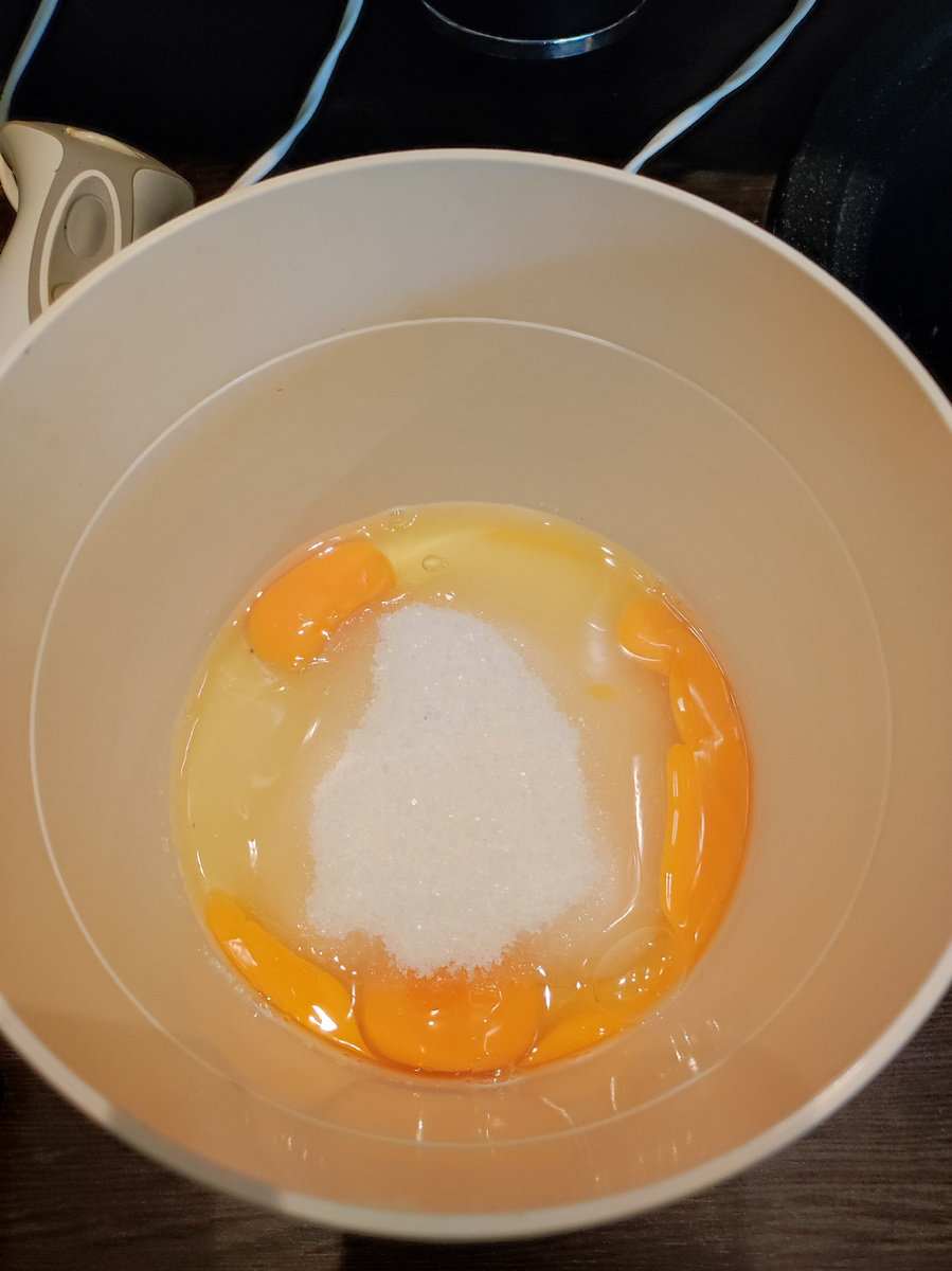 Добавляем соль и сахар, размешиваем и взбиваем венчиком ( внучка взбила блендером)