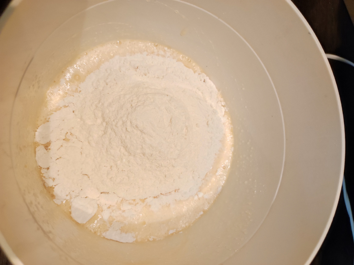 Добавляем муку 