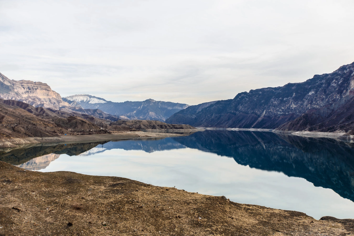 Ирганайское водохранилище — жемчужина в ожерелье гор. Источник фото: www.shutterstock.com