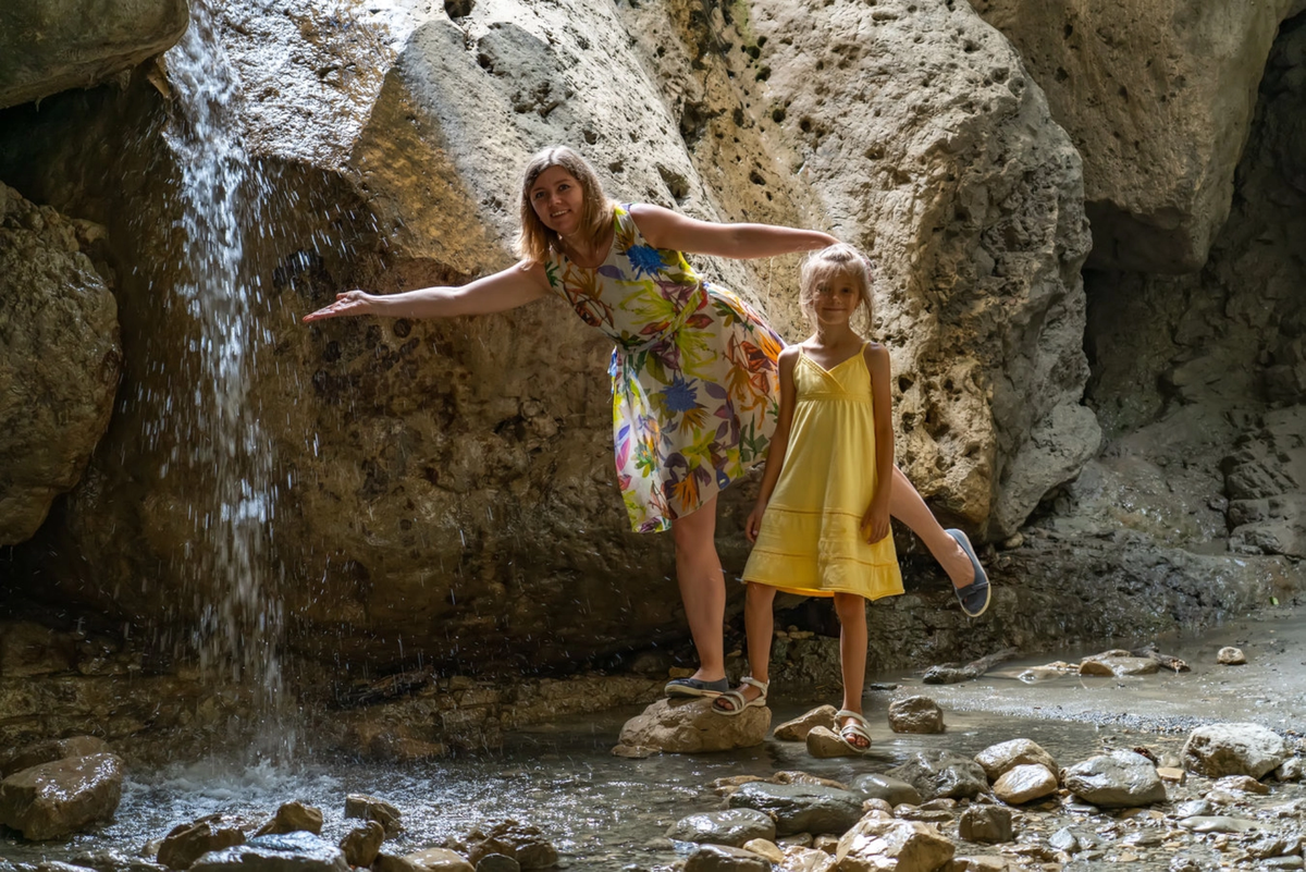 Водопад в Карадахском ущелье. Источник фото: www.shutterstock.com