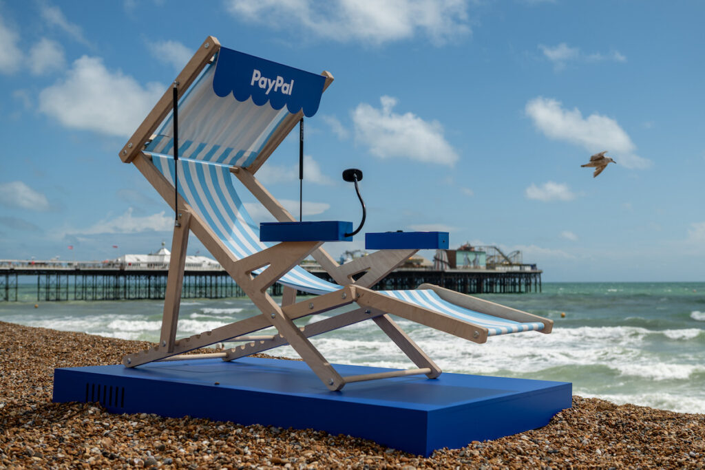 Этим летом «умные шезлонги» появились на пляжах Брайтон-Бич