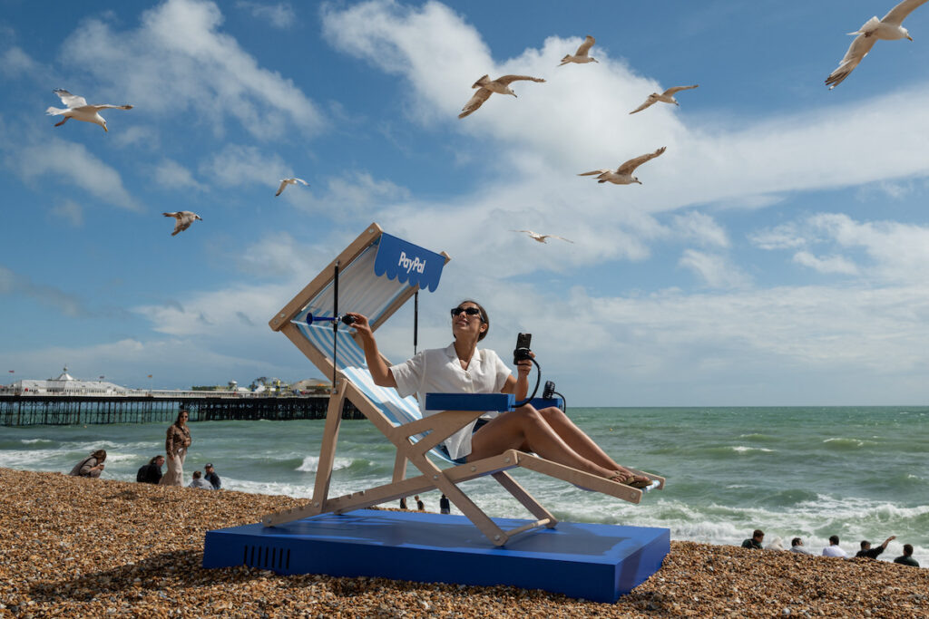 Этим летом «умные шезлонги» появились на пляжах Брайтон-Бич