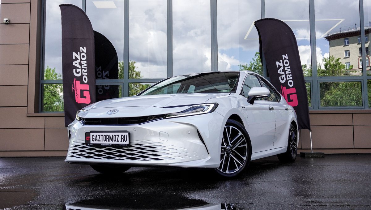 В гибридной версии Camry двигатель работает в паре с вариатором, обеспечивая экономичный расход топлива