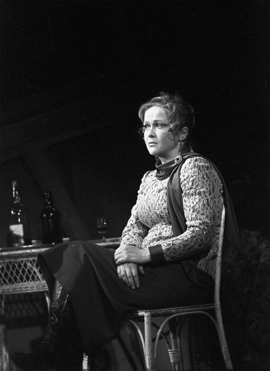    Наталья Гундарева в роли Садофьевой в спектакле по пьесе Афанасия Салынского «Молва». Режиссер — народный артист СССР Андрей Гончаров. Московский академический театр имени Вл. Маяковского. 1982 г. Фото: РИА Новости/ Т. Красовская