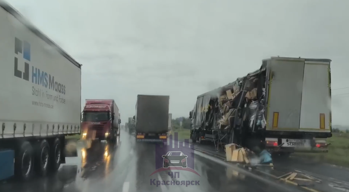     В аварии с двумя фурами в Красноярском крае пострадал человек