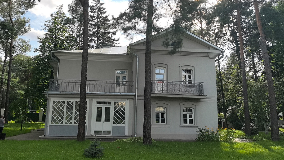 Двухэтажный дом с несколькими комнатами с сохраненными предметами быта.